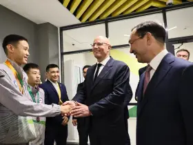 Дмитрий Чернышенко побывал в Якутии в новом здании школы в селе Хатассы