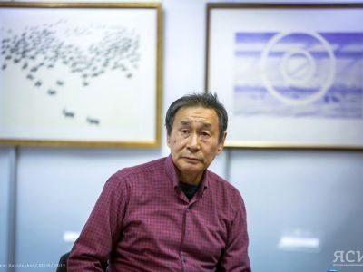 Белый лист, как тундра. В Якутске открылась выставка юкагирского художника Николая Курилова