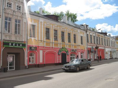 Училище женское и магазин