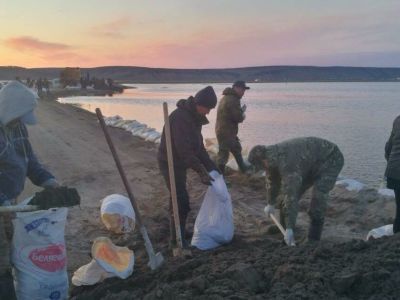 В Батагае к берегоукрепительным работам привлечены около 70 человек и техника