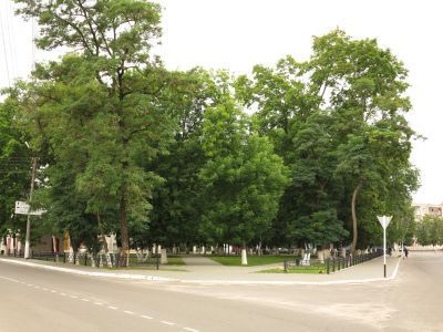 "Пушка Смолякова" - 122-мм гаубица, изготовленная в 1942 г. на средства Смолякова Степана Петровича, боевой расчет которой под его командованием принимал участие в боях на фронтах Великой Отечественной войны и закончил ее в Берлине