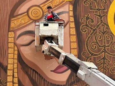 Кыыдаана Игнатьева создаёт новый мурал в Якутске