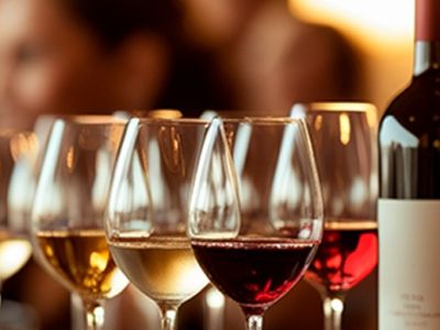 Приглашаем в винный салон в честь восьмого «Винного гида России»