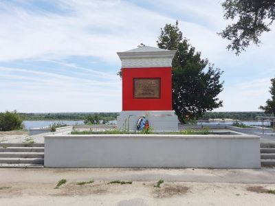 Памятник на месте "Ролика" - пункта связи 138-й стрелковой дивизии на "Острове Людникова"