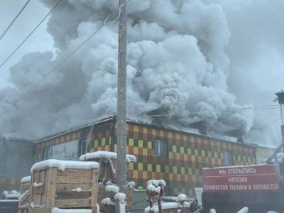 Видео: в Якутске загорелся магазин сельхозтехники и автозапчастей UPD