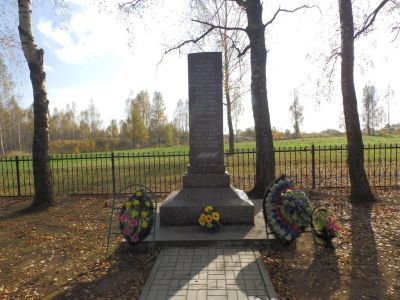Братская могила воинов Советской Армии, погибших в 1941-1943 гг. в боях с немецко-фашистскими захватчиками. Установлен обелиск