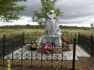 Братская могила  советских  воинов, павших в боях с фашистами