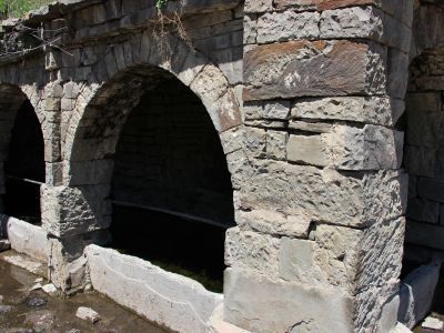 Источник крытый