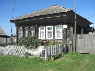 Деревянный дом Спиридоновых, построен в 1914 году, с обильной пропильной и глухой резьбой, ныне здание сельского совета