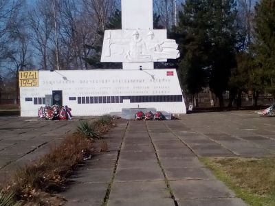 Братская могила советских воинов, погибших в боях с фашистскими захватчиками