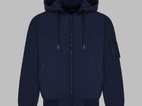 Утепленный бомбер с капюшоном и водоотталкивающей пропиткой