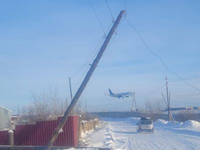 Неизвестный водитель сбил опору ЛЭП и оставил без света частный сектор в Якутске