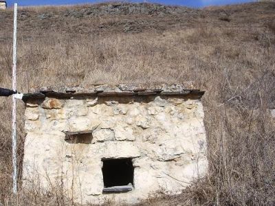 Склеп полуподземный с гладкой фасадной стеной 22