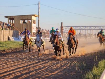 Победу на конных скачках на Ысыахе Олонхо одержал скакун Амгинского района