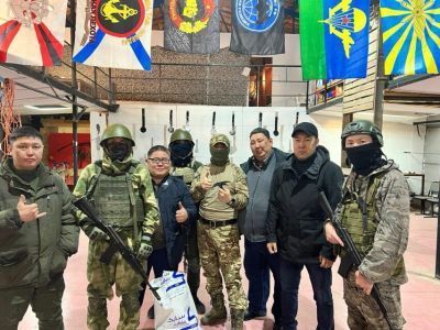 60 комплектов штурмовых крюков передали военнослужащим из Якутии