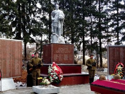 Братская могила советских воинов