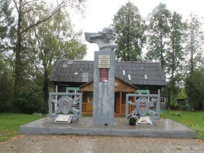 Памятник Герою Советского Союза Черезову Аркадию Степановичу, сооружен в 1963 г.
