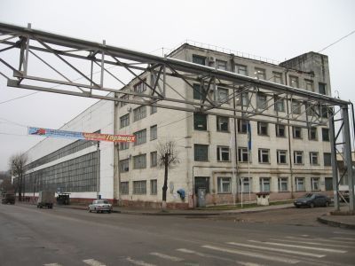 Памятное место, где в июле 1941 г. шли ожесточенные уличные бои 152 стрелковой дивизии с немецко-фашистскими захватчиками. На заводе имени Калинина установлена мемориальная доска