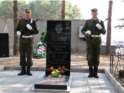 Памятник на могиле героя Советского Союза Ефрема Владимировича Тягушева