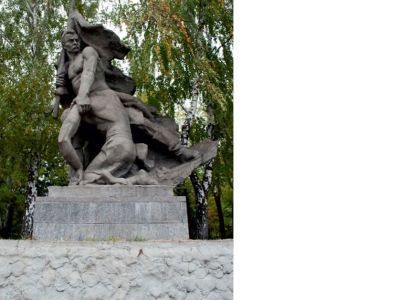 Скульптура «Раненый боец и воин, подхватывающий из его рук знамя»