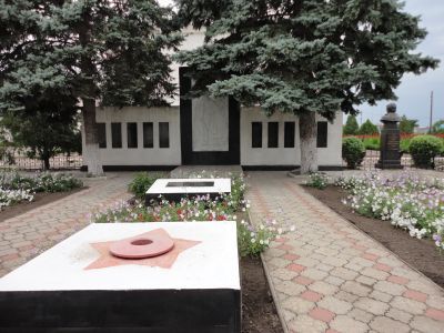 Памятник погибшим землякам и братская могила советских воинов, погибших в боях с фашистскими захватчиками