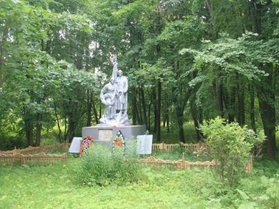 Братская могила 77 советских воинов, погибших в 1941-1943 гг. в боях с немецко-фашистскими захватчиками