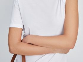 Топ из хлопка с открытым плечом и фигурным узлом