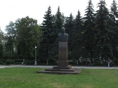 Бюст дважды Героя Социалистического Труда  Устинова Дмитрия Федоровича