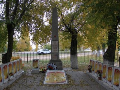 Братская могила советских воинов, погибших в период Сталинградской битвы