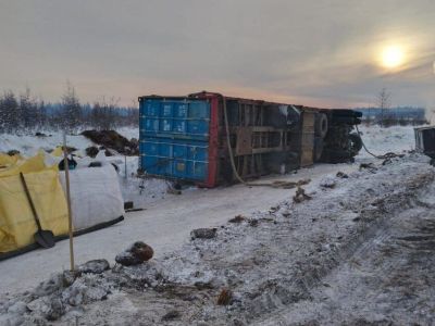 Видеофакт: якутские дорожники помогли поднять опрокинутый большегруз дальнобойщикам из Магадана