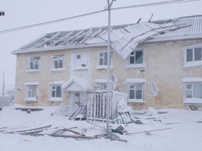 Сильный ветер сорвал часть крыши многоквартирного дома в поселке Чокурдах