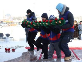 В Якутске общественность возложила цветы к памятнику Роману Дмитриеву