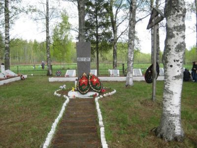 Воинское кладбище, где похоронены воины Советской Армии, погибшие в боях с немецко-фашистскими захватчиками в период Великой Отечественной войны 1941-1945 гг.