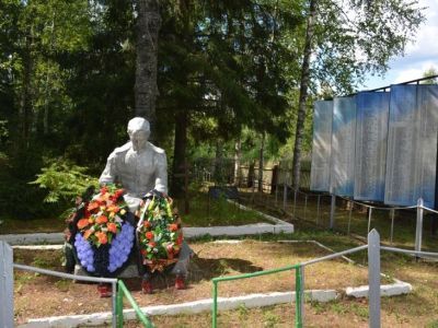 Братская могила воинов Советской Армии, погибших в 1941-1943 гг. в боях с немецко-фашистскими захватчиками за пос. Лычково