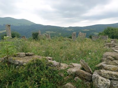 Святилище из 16-ти могил и центрального каменного столба