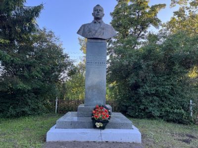 Бюст дважды Героя Социалистического Труда Ф.П. Максимова