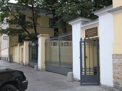 Ограды у офицерских казарм