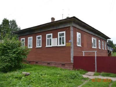 Дом Рассказовых (в доме родился и жил  первый председатель профсоюза работников водного транспорта П.П.Рассказов)