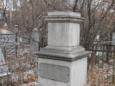 Братская могила членов исполнительного комитета Красноярского Совета рабочих и солдатских депутатов Т.П. Марковского, С.В. Печерского, А.П. Лебедевой, зверски казненных интервентами 27 июля 1918 года