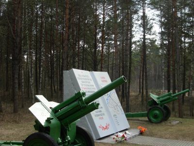 Памятный знак - 76-мм орудие, установленное  в честь воинов 50-й армии Брянского фронта, которые вели оборонительные бои против немецко-фашистских захватчиков на дальних подступах к Москве в октябре 1941 года