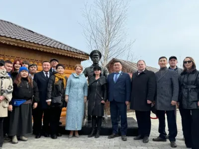 В Якутске возложили цветы к памятнику Степану Аржакову