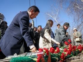 К мемориальной доске воинам-журналистам Якутии возложили цветы