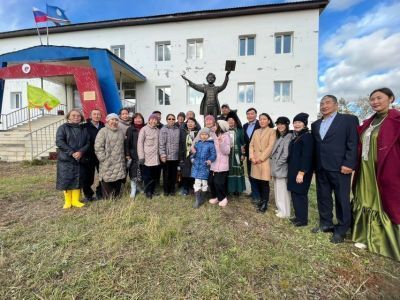 Памятник Гавриилу Баишеву-Алтан Сарын открыли в Чурапчинском районе