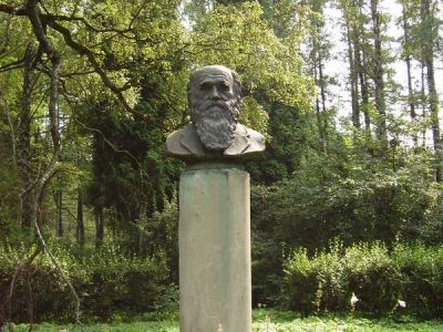 Памятник-бюст великому английскому ученому Ч. Дарвину
