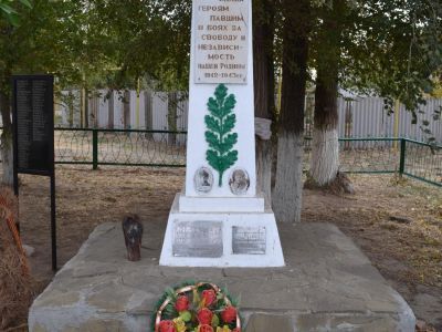 Братская могила советских воинов, погибших в период Сталинградской битвы