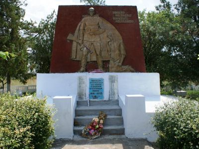 Братская могила советских воинов и памятный  знак в честь воинов-односельчан, погибшим в годы Великой Отечественной войны