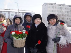 В Якутске возложили цветы к памятнику Алексею Кулаковскому