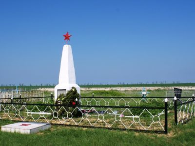 Братская могила советских воинов