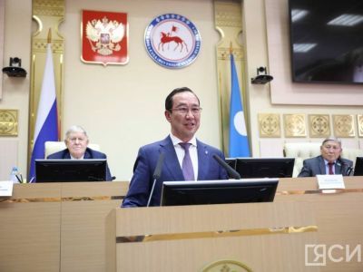 Глава Якутии вручил медали 100-летия ЯАССР депутатам Ил Тумэна второго созыва