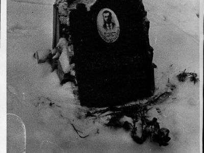 Могила продкомиссара Макарова Константина Ивановича (1891-1918 гг.),погибшего во время контрреволюционного мятежа в г. Звенигороде